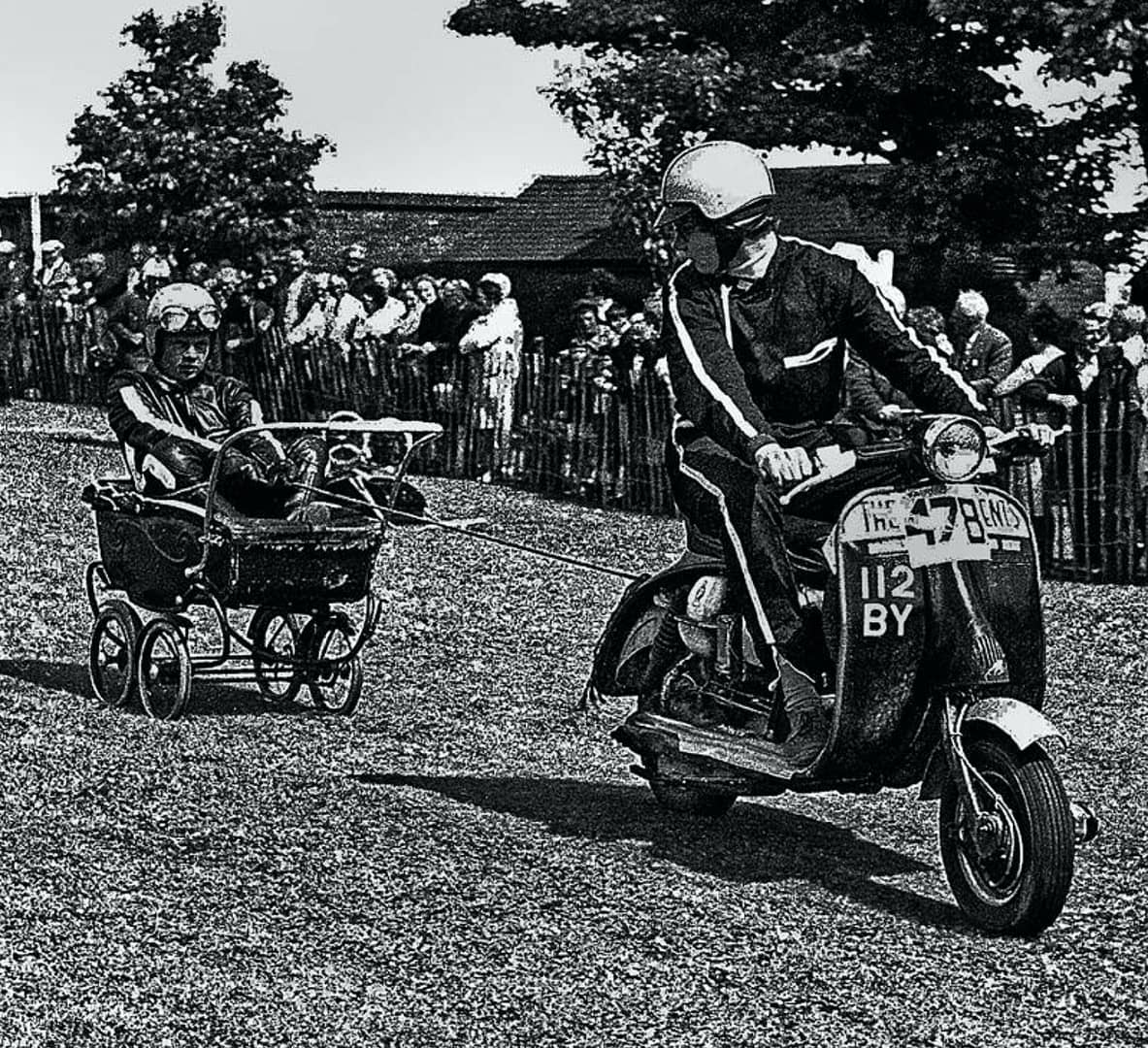 D Tipping towing George Pearce, Pram Race